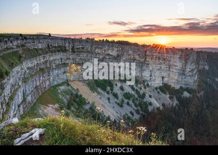 Europa, Schweiz, Kanton Neuch–tel, Sonnenuntergang am Creux du Van Stockfoto