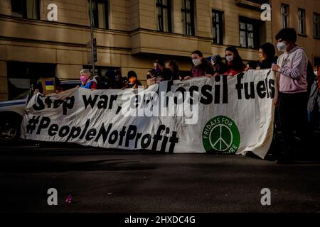 Berlin, 11. März 2022, Berlin, Berlin, Deutschland: Rund 200 Menschen protestieren im Berliner Regierungsbezirk gegen den Russlandkrieg gegen die Ukraine. Nach einem Aufruf der Klimaschutzinitiative Fridays for Future stehen die Demonstranten solidarisch mit der ukrainischen Bevölkerung und fordern Unabhängigkeit von russischen fossilen Energieimporten sowie massive Investitionen in erneuerbare Energien für Deutschland und die EU.Jugendliche protestieren im Berliner Regierungsbezirk gegen den Russlandkrieg Zur Ukraine. Kredit: ZUMA Press, Inc./Alamy Live Nachrichten Stockfoto