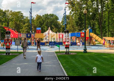 CHARKOW, UKRAINE - 5. SEPTEMBER 2017: Dies ist einer der vielen Kinderspielplätze im Central Park of Culture and Leisure. Stockfoto