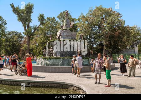 CHARKOW, UKRAINE - 24. AUGUST 2019: Dies ist ein musikalischer Brunnen mit Affen am Eingang zum Zoo im Schewtschenko-Garten. Stockfoto