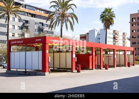 Huelva, Spanien - 10. März 2022: Druckwasch-Station an der Cepsa-Tankstelle Stockfoto