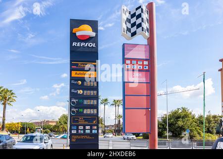 Huelva, Spanien - 6. März 2022: Anzeige mit Gaspreisen, Diesel und bleifreiem Benzin, an der Repsol Tankstelle. Stockfoto