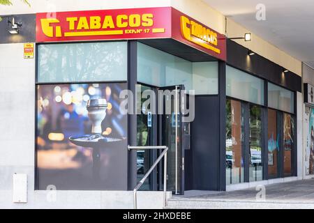 Huelva, Spanien - 10. März 2022: Außenansicht eines Tabakladens mit dem Zeichen eines öffentlichen spanischen Tabakwarenhandels „Tabacos“ Stockfoto