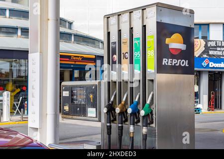 Huelva, Spanien - 10. März 2022: Blick auf eine Benzinpumpe an einer Tankstelle mit einem Auto, das betankt Stockfoto