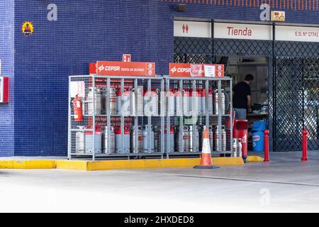 Huelva, Spanien - 10. März 2022: CEPSA-Gasflaschen aus Butan und Propan zum Verkauf an einer Tankstelle Stockfoto