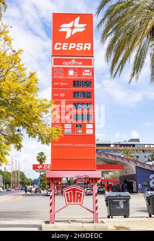 Huelva, Spanien - 10. März 2022: Anzeige mit Gaspreisen, Diesel und bleifreiem Benzin, an der Cepsa Tankstelle. Stockfoto