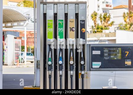 Huelva, Spanien - 10. März 2022: Pumpendüsen einer Benzinpumpe in der Tankstelle Stockfoto