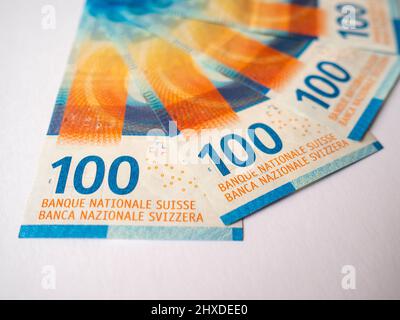 Fächerte 100 Schweizer Franken-Banknoten auf weißem Hintergrund. Stockfoto