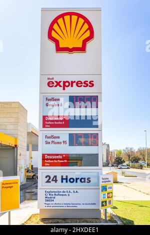 Huelva, Spanien - 6. März 2022: Anzeige mit Gaspreisen, Diesel und bleifreiem Benzin, an der Shell-Tankstelle. Stockfoto