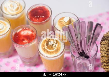 Süße Sahnedesserts mit Erdbeere zum Geburtstag Stockfoto