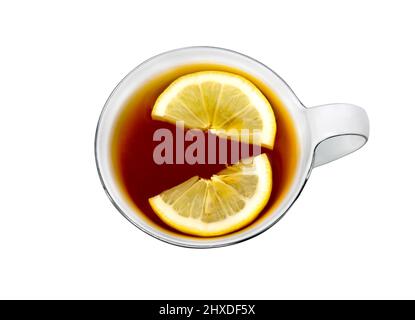 Tee mit Zitronenscheibe von oben. Tasse schwarzen Tee auf weißem Hintergrund isoliert. Stockfoto