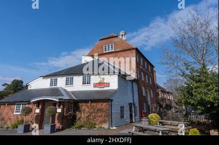 The Mill at Elstead - ein Fuller's Pub und Restaurant, Farnham Road, Elstead, Godalming, Surrey, England, Großbritannien Stockfoto