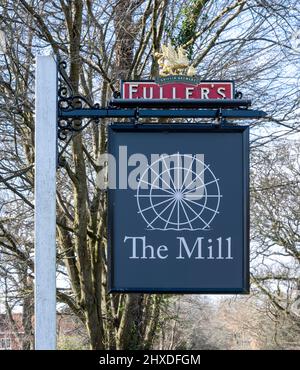 Traditionelles hängendes Pub-Schild an The Mill at Elstead - A Fuller's Pub und Restaurant, Farnham Road, Elstead, Godalming, Surrey, England, Großbritannien Stockfoto