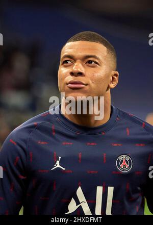 Kylian Mbappe, französischer Fußballspieler von Paris Saint Germain, während des Aufwärmpuls vor dem Spiel gegen Real Madrid. Estadio Santiago Bernabéu, Madrid. Stockfoto