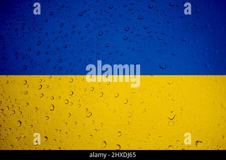 Betet für die Ukraine – abstraktes Konzept für den politischen Konflikt mit der ukrainischen Nationalflagge. Betet für die Freiheit, den Frieden und das Ende des Krieges in der Ukraine. Stockfoto