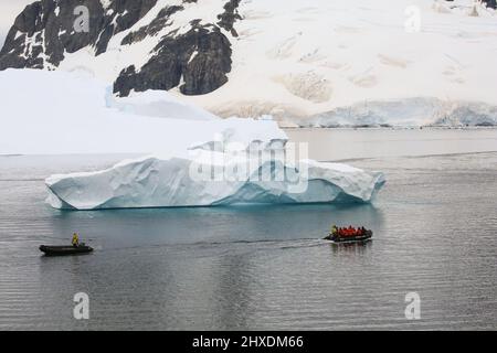 Passagiere des Le Boreal-Schiffes passieren Eisberge im Kanal zwischen Range Island und Danco Island, Antarktis, bei ihrer Rückkehr zum Schiff. Stockfoto