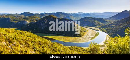 Gewundene Fluss durch Berge fließt. Rijeka Crnojevica. In der Nähe von Skadar Lake, Montenegro, Europa. Beauty Welt. Stockfoto