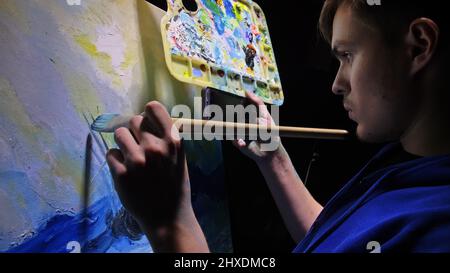 Artist kopist Farbe Marine mit Schiff im Ozean. Handwerker Dekorateur zeichnen wie Boot segeln am blauen Meer mit Acryl öl Farbe. Zeichnen Sie mit dem Finger, Pinsel, Messer Stockfoto