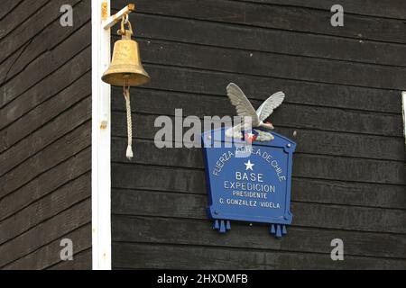 Plakette und Glocke auf der chilenischen González Videla Antarktischen Basis, Antarktische Halbinsel. Stockfoto