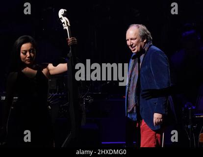 Hamburg, Deutschland. 11. März 2022. Der deutsche Filmkomponist Hans Zimmer begrüßt das Publikum auf der Bühne der Barclays Arena. Oscar-Preisträger Zimmer hat gemeinsam mit dem Odessa Orchestra seine 'Hans Zimmer Live - Europe Tour' in der Hansestadt gestartet. Kredit: Marcus Brandt/dpa/Alamy Live Nachrichten Stockfoto