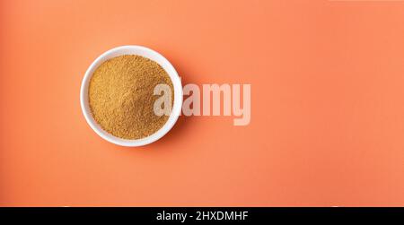 Lepidium meyenii - Maca Pulver in der Holzschale Stockfoto