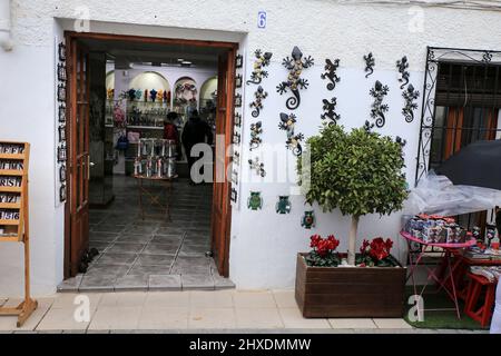 Guadalest, Alicante, Spanien - 27. November 2021: Souvenirladen und Kunsthandwerksladen im Dorf Guadalest an einem bewölkten Wintertag. Stockfoto