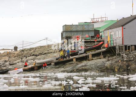 Die Bootsrampe auf der Vernadsky Research Base, einer ukrainischen Antarktisstation auf der Galindez-Insel auf den argentinischen Inseln der Antarktischen Halbinsel. Stockfoto