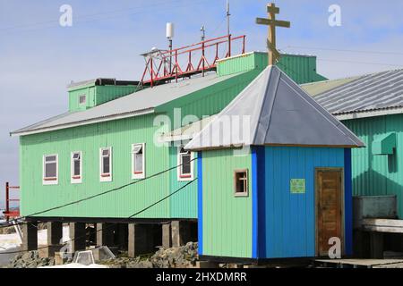 Die kleine Kirche auf der Vernadsky Research Base ist eine ukrainische Antarktisstation auf der Galindez-Insel auf den argentinischen Inseln der Antarktischen Halbinsel. Stockfoto