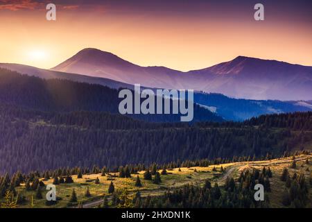 Majestätische Berglandschaft am Morgen mit bunten Wolken. Dramatischer Himmel. Karpaten, Ukraine, Europa. Beauty-Welt. Stockfoto