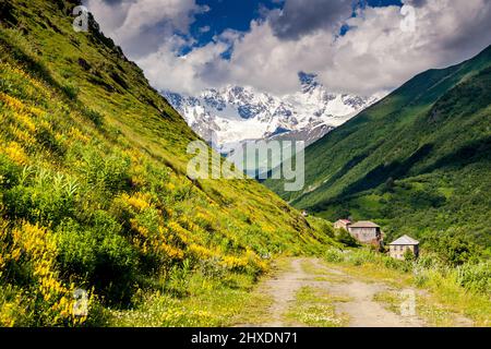 View of the village Khalde. Upper Svaneti, Georgia, Europe. Caucasus mountains. Beauty world. Stockfoto