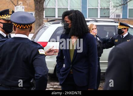 USA. 11. März 2022. Kim Foxx, der Staatsanwalt des Staates Cook County, kommt zu einer Pressekonferenz in der Kongregation B'nei Ruven in Chicago über die jüngsten Hassverbrechen in der Region am 1. Februar 2022. (Foto: Jose M. Osorio/Chicago Tribune/TNS/Sipa USA) Quelle: SIPA USA/Alamy Live News Stockfoto