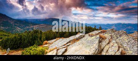 Fantastische Bergwelt. Bunte Himmel bedeckt. Karpaten, Ukraine, Europa. Beauty Welt. Stockfoto