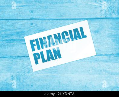 Finanzplan Wörter auf Karte auf Holztisch. Konzept der Geschäftsverschuldung. Stockfoto