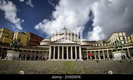 Ein sonniger Tag vor der Basilika reale Pontificia San Francesco da Paola, fertiggestellt 1816, an der Piazza Plebiscito in Neapel, Italien. Stockfoto