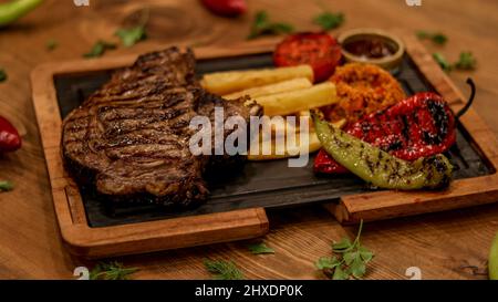 Professionelle Produkt Schuss von Fleisch Servierteller auf dem Tisch Stockfoto