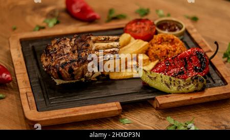 Professionelle Produkt Schuss von Fleisch Servierteller auf dem Tisch Stockfoto