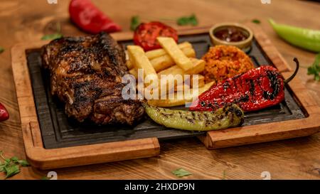 Professionelle Produkt Schuss von Fleisch Servierteller auf dem Tisch Stockfoto