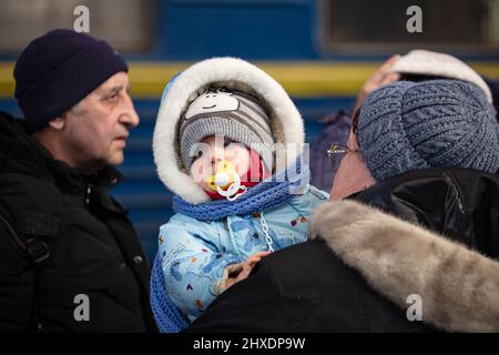 Lviv, Ukraine - 11. März 2022: Ukrainische Flüchtlinge auf dem Bahnhof von Lviv warten auf die Flucht des Zuges nach Europa während des russischen Krieges Stockfoto