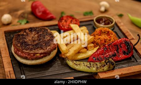 Professionelle Produkt Schuss von Fleisch Servierteller auf dem Tisch Stockfoto