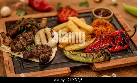 Professionelle Produkt Schuss von Fleisch Servierteller auf dem Tisch Stockfoto