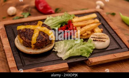 Professionelle Produkt Schuss von Fleisch Servierteller auf dem Tisch Stockfoto