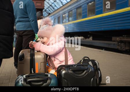 Lviv, Ukraine - 11. März 2022: Ukrainische Flüchtlinge auf dem Bahnhof von Lviv warten auf die Flucht des Zuges nach Europa während des russischen Krieges Stockfoto