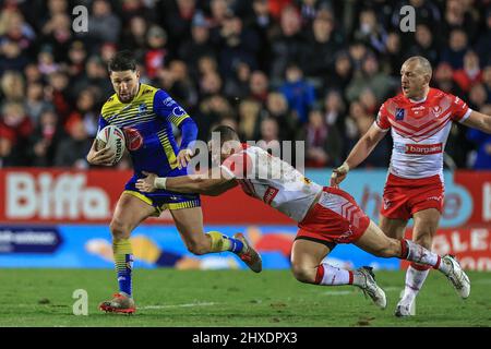 Gareth Widop #6 von Warrington Wolves wird von will Hopoate #3 von St. Helens angegangen Stockfoto