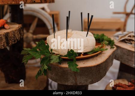 Hochzeitsbuffet. Schneiden verschiedener Käsesorten Stockfoto