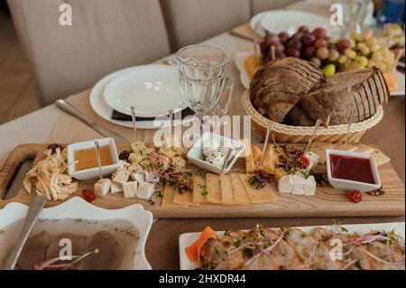 Hochzeitsbuffet. Schneiden verschiedener Käsesorten Stockfoto