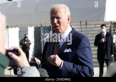 Washington, Usa. 11. Januar 2022. US-Präsident Joe Biden spricht mit den Medien, bevor er zur gemeinsamen Basis Andrews auf dem Weg nach Atlanta, Georgia in Washington DC, abreist. Kredit: SOPA Images Limited/Alamy Live Nachrichten Stockfoto