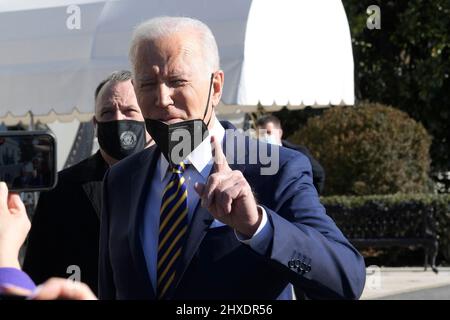 Washington, Usa. 11. Januar 2022. US-Präsident Joe Biden spricht mit den Medien, bevor er zur gemeinsamen Basis Andrews auf dem Weg nach Atlanta, Georgia in Washington DC, abreist. Kredit: SOPA Images Limited/Alamy Live Nachrichten Stockfoto