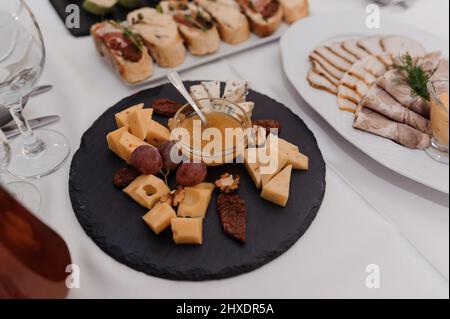 Hochzeitsbuffet. Schneiden verschiedener Käsesorten Stockfoto