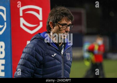 Wakefield, Großbritannien. 11. März 2022. Toulouse-Cheftrainer Sylvain Houles schneidet nach der Niederlage von Toulouse gegen Wakefield während des Super League-Spiels zwischen Wakefield Trinity und Toulouse am 11. März 2022 in Belle Vue, Wakefield, Großbritannien, eine trostlose Figur ab. Foto von Simon Hall. Nur zur redaktionellen Verwendung, Lizenz für kommerzielle Nutzung erforderlich. Keine Verwendung bei Wetten, Spielen oder Veröffentlichungen einzelner Clubs/Vereine/Spieler. Kredit: UK Sports Pics Ltd/Alamy Live Nachrichten Stockfoto