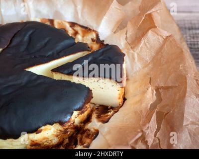 Der berühmte baskische Käsekuchen mit dunkelbraunem Oberteil. Gebackener Käsekuchen im spanischen Stil Stockfoto